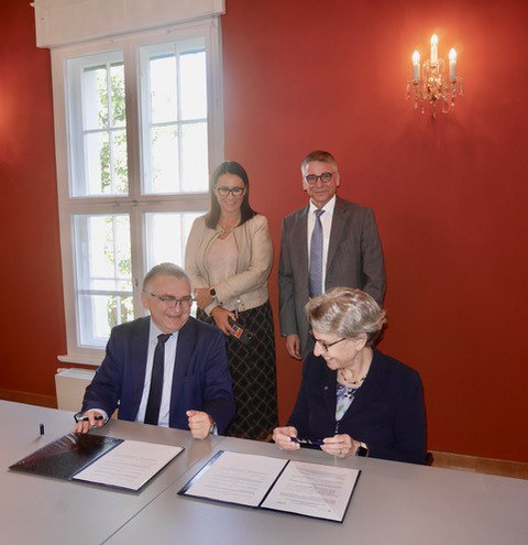 Unterzeichnung MoU Universität Wroclaw: Prof. Dr. Przemysław Wiszewski, Rektor UW und Prof. Ursula M. Staudinger, Rektorin TUD (vorn). Vize-Rektorin UW Dr. Patrycja Matusz, Prof. Roland Tetzlaff, CTIO TUD (hinten).