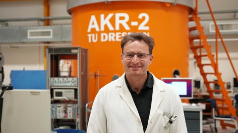 Carsten Lange vor dem Ausbildungskernreaktor