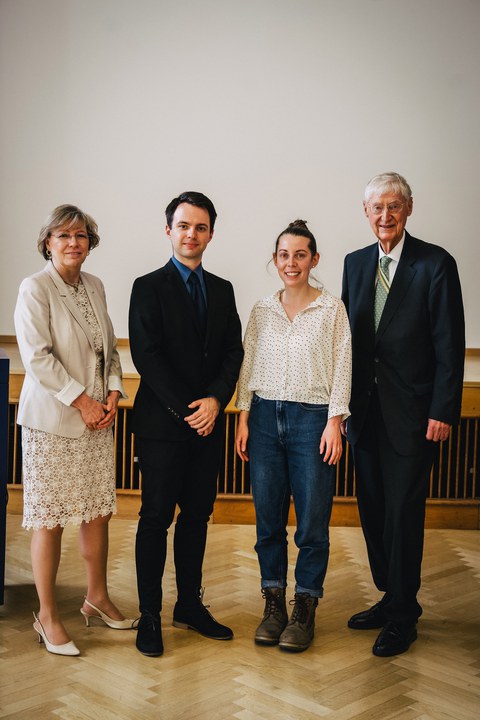 Prorektorin Forschung Prof.in Dr. Angela Rösen Wolff, die Preisträger:innen Alexander Raßloff und Sarah Naomi Bolz sowie Dr. Klaus Grandin (Verein zur Förderung von Studierenden der Technischen Universität Dresden e.V.) 