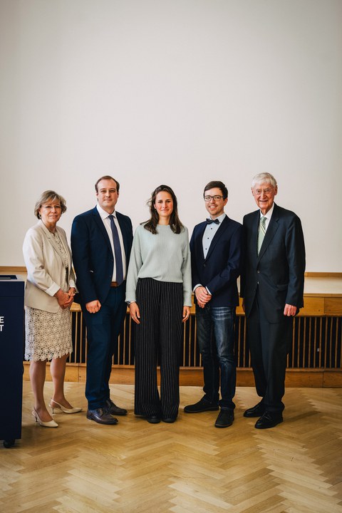 Prorektorin Forschung Prof.in Dr. Angela Rösen Wolff, die Preisträger:innen Tilman von Strauwitz, Ph.D., Paula Santos Otte, Dr. Max Gmelch sowie Dr. Klaus Grandin (Verein zur Förderung von Studierenden der Technischen Universität Dresden e.V.) 