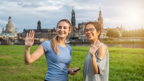 Studentinnen auf den Elbwiesen vor Dresdner Kulisse