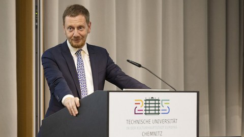 Der Sächsische Ministerpräsident steht an einem Redepult.