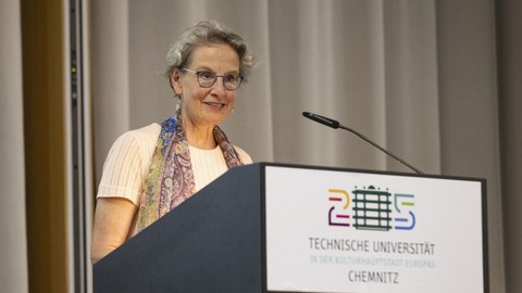 Rektorin der TU Dresden an einem Redepult