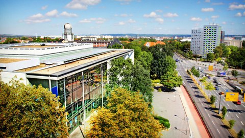 Herbstlicher Blick von der Bergstraße nach unten, links das Hörsaalzentrum, rechts die Wohnheime