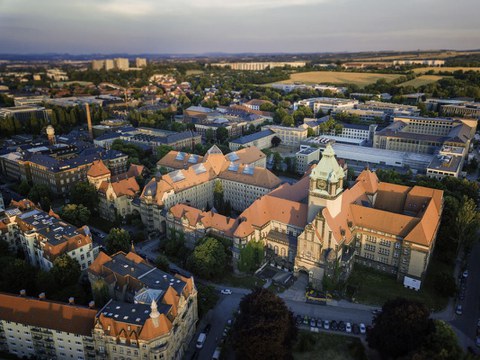 Luftbild vom TU-Gelände, im Vordergrund der Schumann-Bau