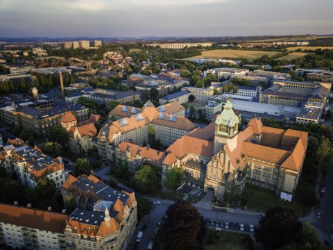 View of TUD campus with Schumann-Bau building in the foreground.