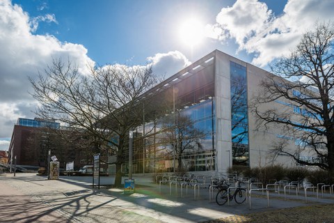 Hörsaalzentrum bei blauem Himmel.