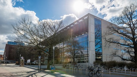 Hörsaalzentrum bei blauem Himmel.