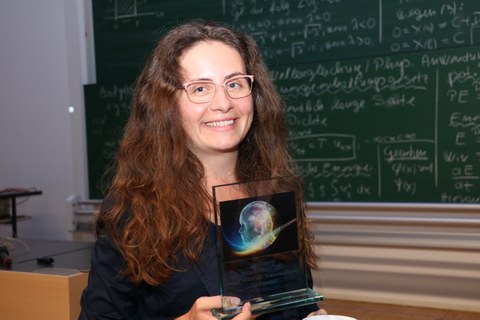 Charlotte Lotze mit Pokal.