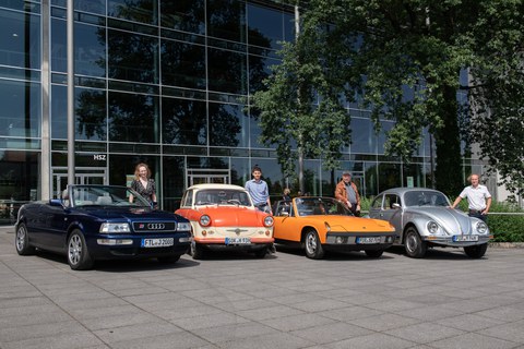 Vier Oldtimer und ihre Besitzer:innen stehen vor dem Hörsaalzentrum.