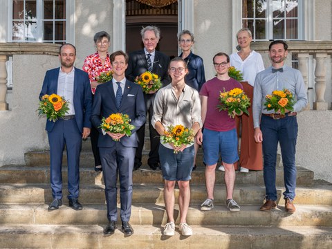 Gruppenfoto auf einer Treppe mit 9 Personen