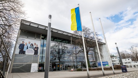 Vor dem Hörsaalzentrum weht die ukrainische Flagge.