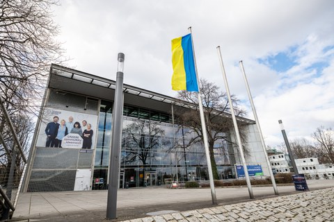 Vor dem Hörsaalzentrum weht die ukrainische Flagge.