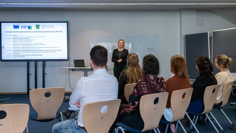 Dr. Jana Pieper in einem Konferenzraum bei einer Präsentation