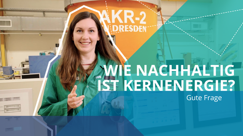 Junge Frau im grünen Kittel vor einer Laboreinrichtung. Rechts im Bild die Frage: Wie nachhaltig ist Kernenergie. Gute Frage