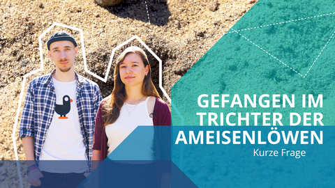 Fotoaufnahme von einem Mann und einer Frau. Im Hintergund ist Sand abgebildet. Das enthält den Text: Gefangen im Trichter der Ameisenlöwen - Kurze Frage