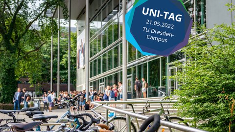 Vor dem Hörsaalzentrum, im Vordergrund Fahrräder, dahinter Studenten. rechts oben das Logo "Unitag 21.05.2022, TU Dresden Campus