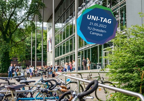 Vor dem Hörsaalzentrum, im Vordergrund Fahrräder, dahinter Studenten. rechts oben das Logo "Unitag 21.05.2022, TU Dresden Campus