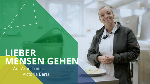 Foto einer Frau vom Studentenwerk Dresden, die sich in der Küche einer Mensa befindet.