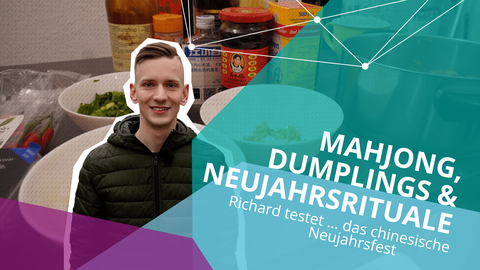 Links im Bild ein junger Mann, im Hintergrund asiatische Lebensmittel. Rechts der Schriftzug: Mahjong, Dumplings und Neujahrsrituale ... Richard testet ... das chinesische Neujahrsfest