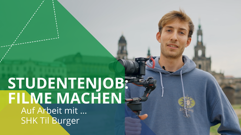 Fotoaufnahme eines jungen Mannes, der mit einer Kamera in der Hand vor der Altstadtkulisse Dresdens steht. Das Bild enthält Grafiken und folgenden Text: Studentenjob: Filme machen, Auf Arbeit mit ... SHK Til Burger.