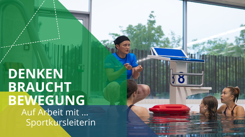 Fotoaufnahme von mehreren Personen in einer Schwimmhalle. Eine Person, die Kursleiterin, befindet sich am Beckenrand. Sie spricht mit den Teilnehmenden, die sich im Wasser befinden. Das Bild enthält zudem Grafik und folgenden Text: Denken braucht Bewegung