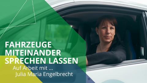 Fotoaufnahme einer Frau, die sich auf dem Fahrersitz eines Autos befindet. Das Fenster ist geöffnet. Die Frau schaut aus dem Auto. Das Bild enthält Grafikelemente und folgenden Text: Fahrzeuge miteinander sprechen lassen, Auf Arbeit mit Julia Engelbrecht.