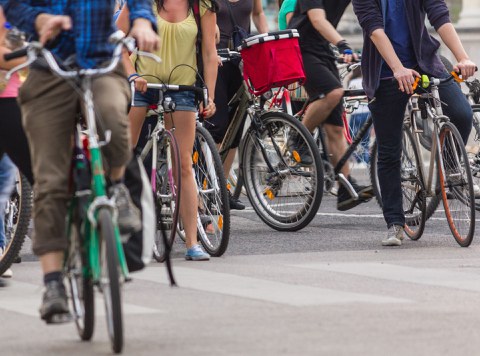 Menschen sitzen auf Fahrrädern, die Köpfe sind nicht zu sehen.