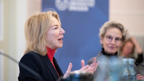 Dr. Amy Gutmann, US-Botschafterin in der Bundesrepublik Deutschland, im Gespräch mit Studierenden der TU Dresden. 