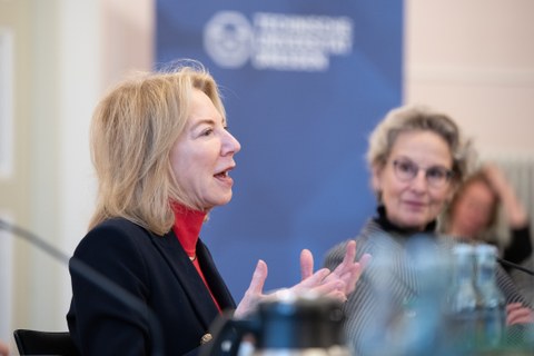 Dr. Amy Gutmann, US-Botschafterin in der Bundesrepublik Deutschland, im Gespräch mit Studierenden der TU Dresden. 