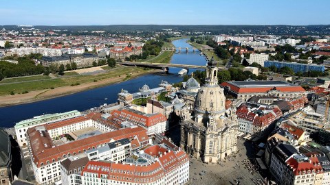 Blick von oben auf Dresden und die Elbe, im Vordergrund die Frauenkirche und die umgebenden Gebäude.
