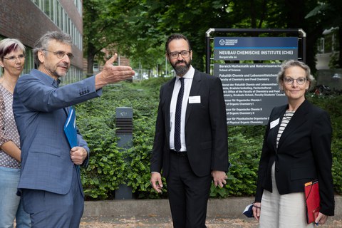 Fotoaufnahme von vier Personen - zwei Frauen, zwei Männer - die im Freien vor einem Gebäude der TU Dresden stehen.