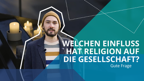 Fotoaufnahme eines Mannes. Im Hintergrund ist ein Opferlichtständer abgebildet, auf dem sich mehrere brennende Kerzen befinden. Das Bild beinhaltet eine Grafik mit folgendem Text: Welchen Einfluss hat Religion auf die Gesellschaft - Gute Frage.