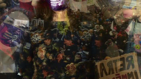 verschwommene Fotocollage aus Bildern verschiedener Menschen mit Mundschutz.