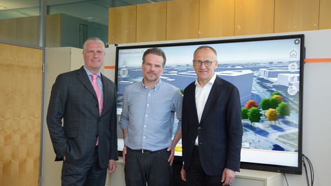 Die Herren Prof. Breidung, Prof. Noennig, Dr. Lames nebeneinander vor einem Flachbildschirm