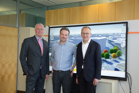 Die Herren Prof. Breidung, Prof. Noennig, Dr. Lames nebeneinander vor einem Flachbildschirm