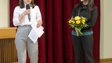Foto von 2 Frauen, die einen Preis gewonnen haben.