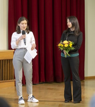 Foto von 2 Frauen, die einen Preis gewonnen haben.