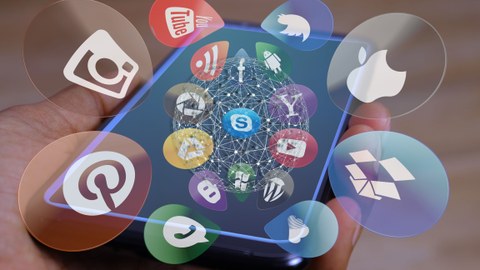 Ein Handy auf einer flachen Hand, darauf und darum gruppiert die Logos verschiedener Social-Media-Kanäle, Betriebssysteme und Suchmaschinen.