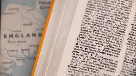 Ein Englisch-Wörterbuch auf einer Karte von England