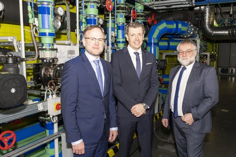 Gruppenfoto v.l.n.r.: Dr. Rutger Kretschmer, Oliver Gaber, Prof. Wolfgang E. Nagel vor einer Konstruktion aus Abwärmerohren.