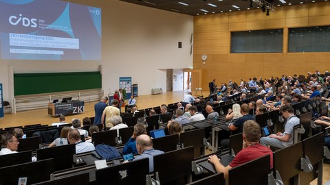 Blick vom Hörsaal auf ein Podium.