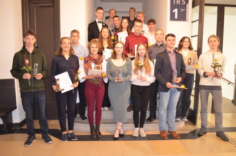 Schülerinnen und Schüler bei der Verleihung des Dr. Hans Riegel-Fachpreises 2023