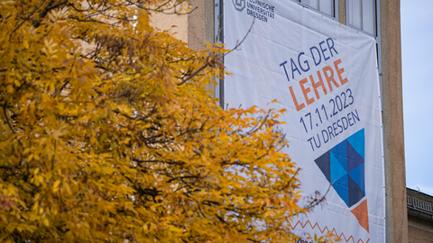 Banner mit der Aufschrift "Tag der Lehre"