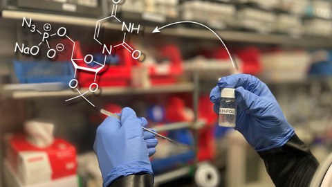 Zwei Hände in Schutzausrüstung halten ein Glas mit einer Chemikalie in der Hand. Links oben die entsprechende Formel dazu.