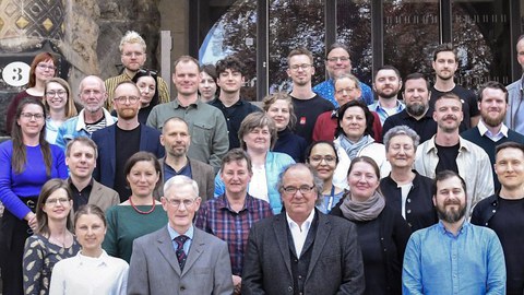 Gruppenfoto der Mitarbeiter des HAIT auf einer Treppe