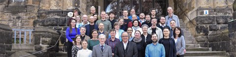 Gruppenfoto der Mitarbeiter des HAIT auf einer Treppe