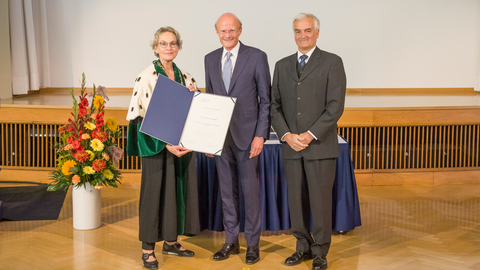 Foto von einer Frau und zwei Männern bei der Verleihung einer Ehrendoktorwürde an der TU Dresden.