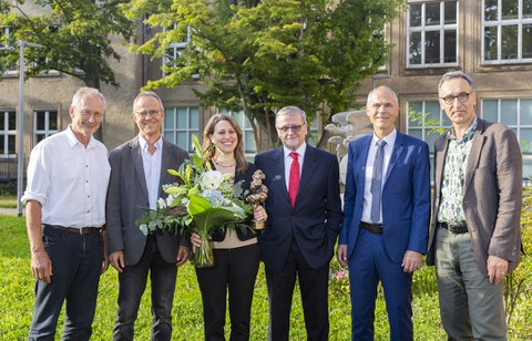 Gruppenfoto aus sechs Personen in der Mitte eine Preisträgerin.