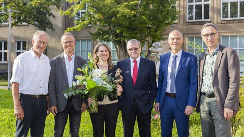 Gruppenfoto aus sechs Personen in der Mitte eine Preisträgerin.